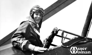 Amelia Earhart, nacida en 1898 en Atchinson, fue una aviadora estadounidense conocida por sus destacados logros en la historia de la aviación